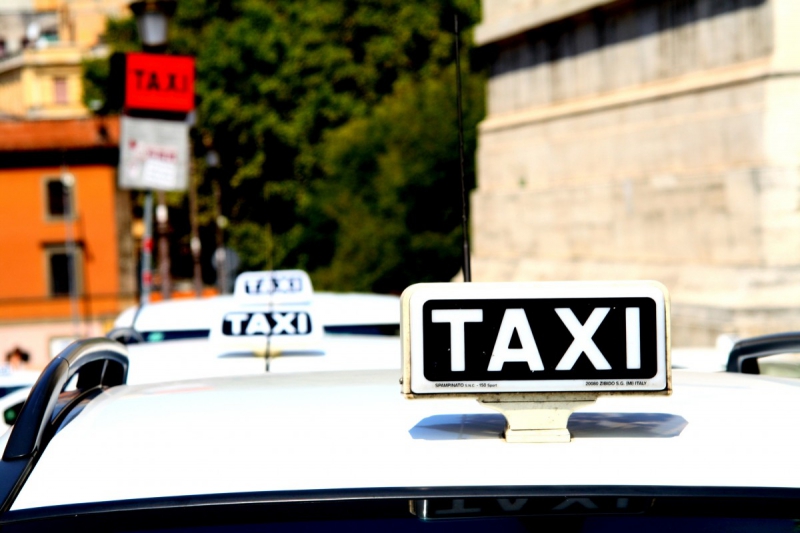 taxis-THIERY-min_taxi_auto_rome_road_white-1051610